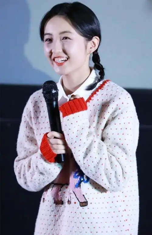 张子枫不愧"国民闺女",宅家晒照对镜甜笑,真是清纯又可爱