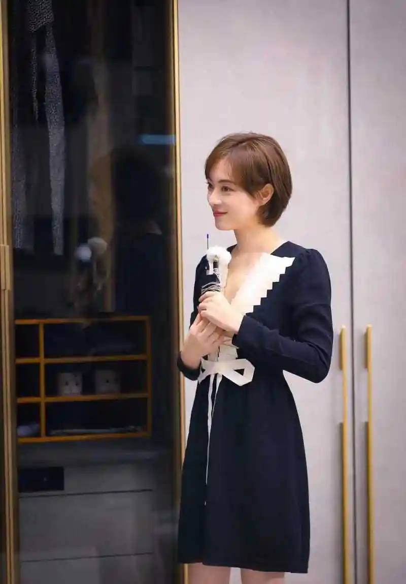 短发这么多年,孙俪终于找到适合自己的发型了,三七分的刘海,麻粽的