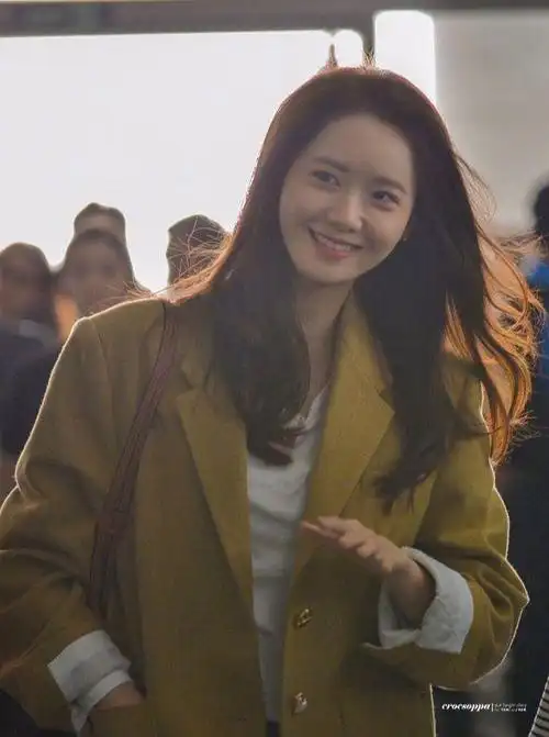 林允儿走机场生图曝光十年如一日的美貌这脸被上帝吻过吧