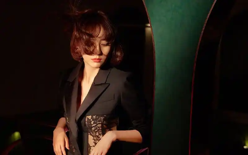 佟丽娅港风短发高清桌面壁纸