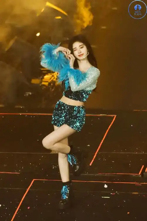 鞠婧祎&丝芭十周年演唱会舞台94接收一组来自宝贝的笔芯@鞠婧祎