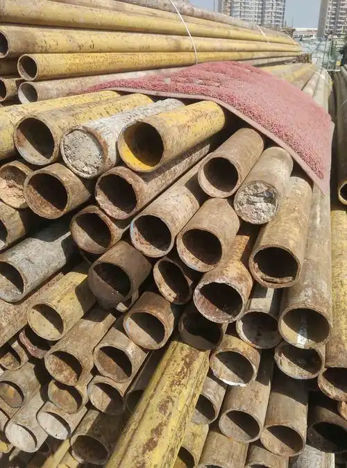 有水泥的废旧钢管