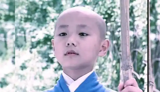 他拍自己第一部电视剧《真命小和尚》的时候,才8岁,呈现出来的也是一
