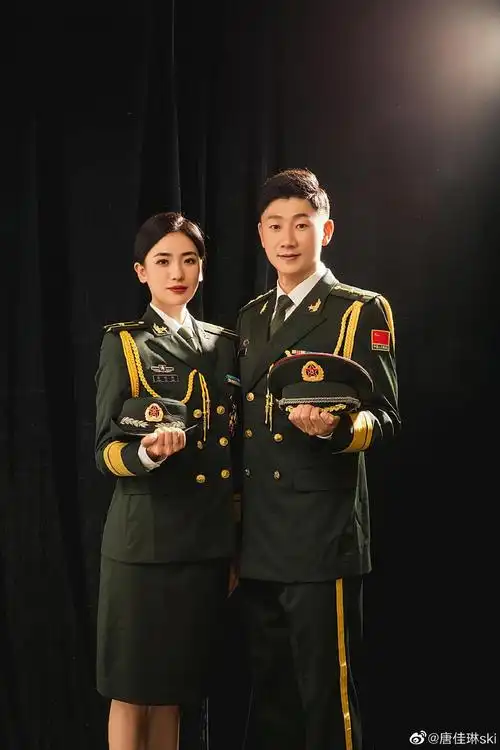 中国又一奥运代表大婚夫妻俩穿军装拍婚纱照英姿飒爽郎才女貌