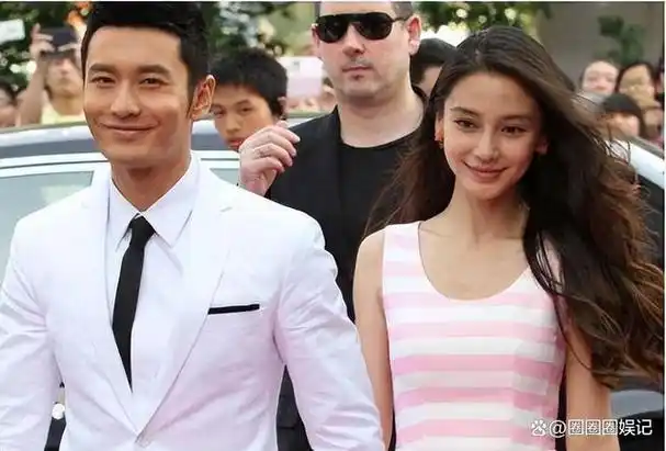 杨颖晒全家福庆生父母露面颜值超高小海绵穿3300元衣引热议