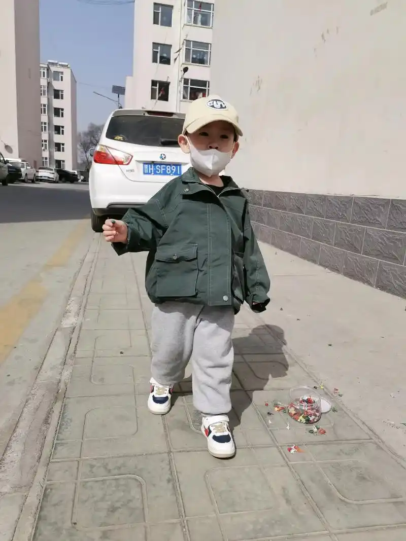 这个小朋友三岁了