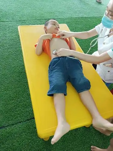 体检咯,量身高,称体重,检查眼睛,还有抽血,我们是大哥哥大姐姐了,我们