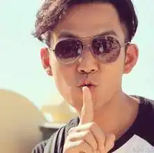 安静嘘手势男生头像图片