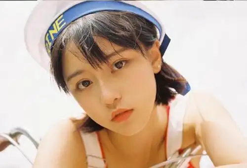 前段时间,网友扒出了成果小姐姐早期的日系风写真,只见照片中的她元气