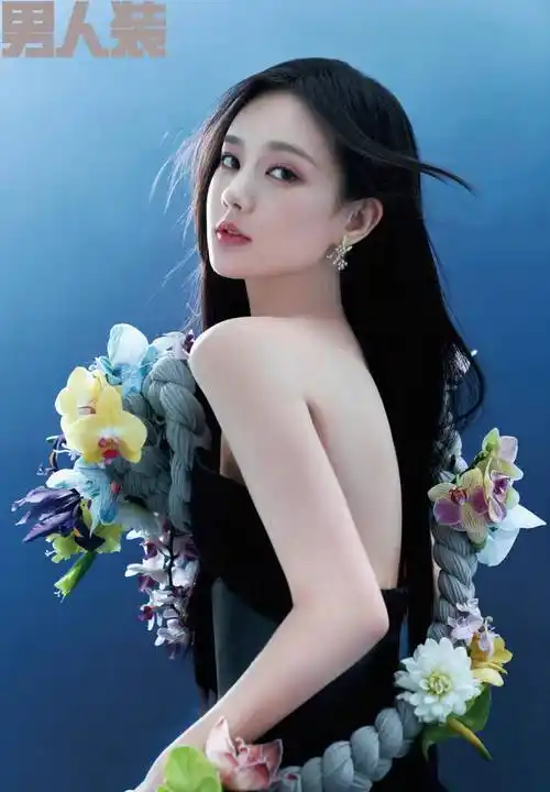 李一桐杂志白马少女新造型_花朵_美人_泳装