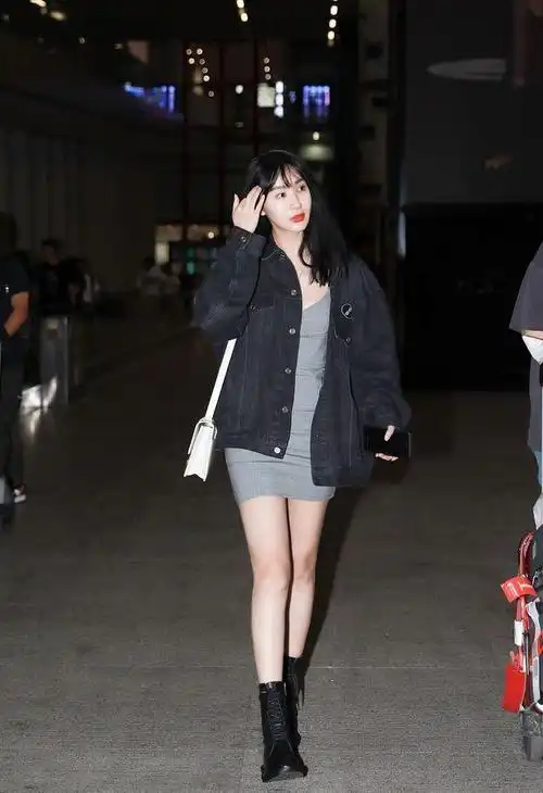 李菲儿虽然长了张娃娃脸但身材真挺有味道的穿裹身裙真撩人