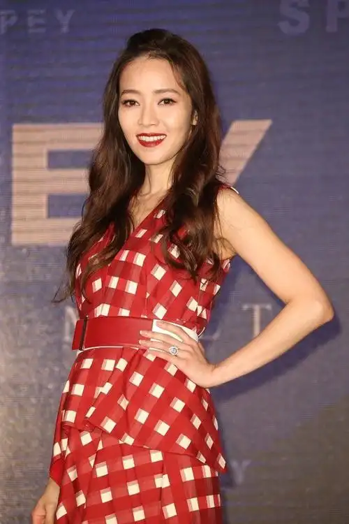 侯佩岑的红色造型好美啊红白格子裙配红色发饰想不注意到都难