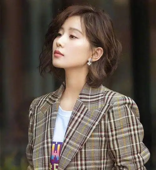 中年女性烫一个,不仅减龄还不失女人味