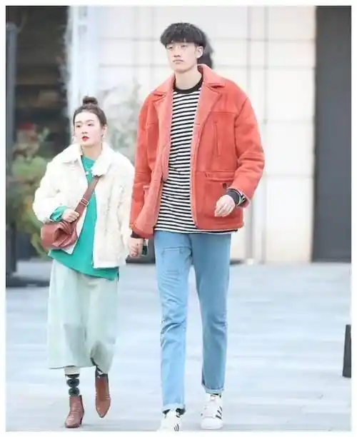 最萌身高差:当2米长腿遇上1米6小个子,女生踮起脚都够不着_姐姐_情侣