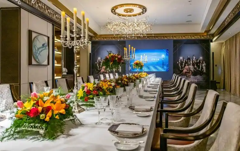 晚宴现场充满"唐顿风"