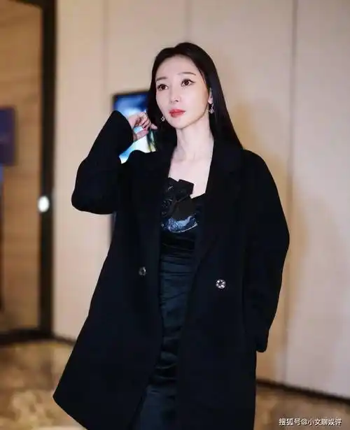 照片来看,她的颜值在一众姐姐中并不出众,甚至被网友吐槽为"整容脸"