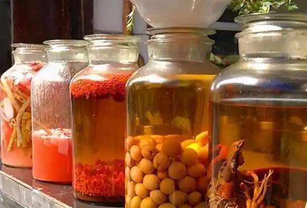 想要养生泡药酒一般选择什么样子的白酒最好?不懂的人就来看看吧