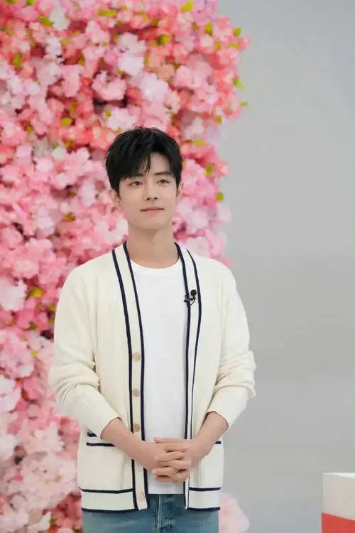 肖战身着白色衬衫清爽帅气清新男孩温暖笑容格外美好