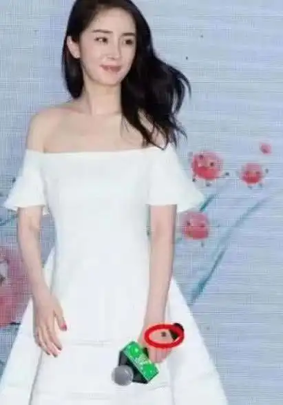 杨幂离婚后放飞自我,首次在手上纹纹身,看清图案后网友不淡定了