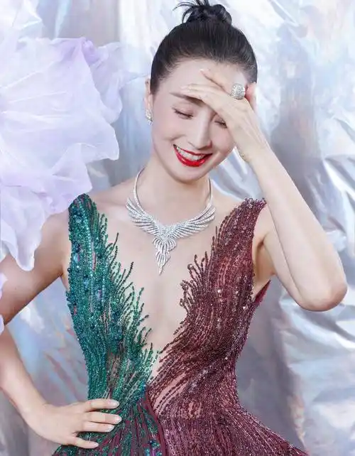 陶虹是一名演员,她饰演的小龙女也是甜美又可爱,如今年华老去,陶虹的