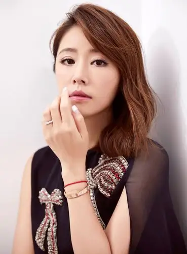 林心如驾驭酷雅魅力黑色短裙显纤美身材