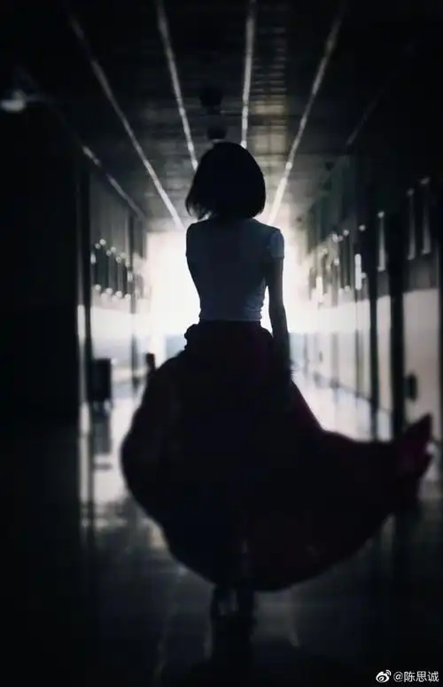 陈思诚零点准时为佟丽娅庆生:老婆加油 生日快乐