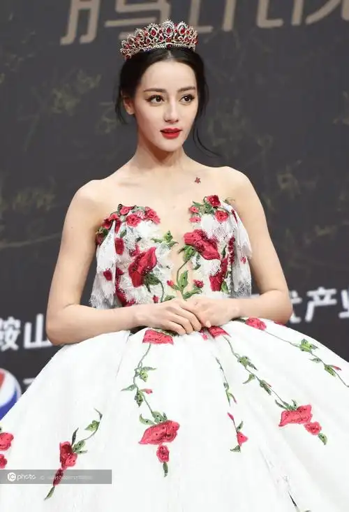 星光大赏红毯造型迪丽热巴ameliacasablanca玫瑰刺绣拖尾白纱裙宛如