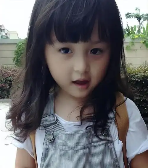 刘楚恬:2岁就年入百万,因太漂亮被"禁止整容",如今长成啥样