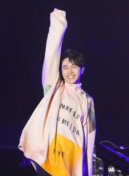 见过吴青峰的比心见过王彦霖的比心最后笑死在邓伦的比心