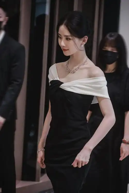刘诗诗活动造型上线一袭黑白混色礼服裙温婉优雅的东方美人