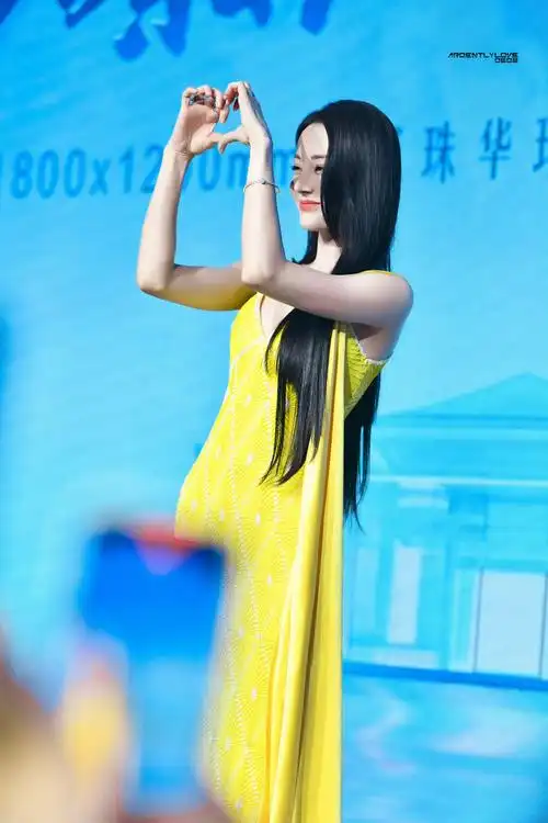 迪丽热巴今日活动造型,一袭明黄色礼服,矜贵优雅,明艳动人,搭配黑长直