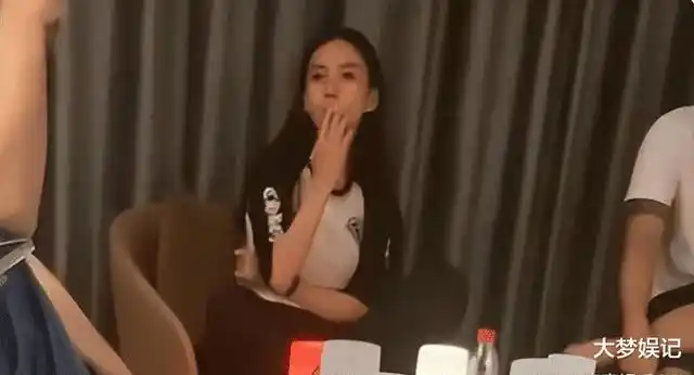 angelababy"盘腿抽烟"画面外传!偷拍者坐对面:一看就是老手