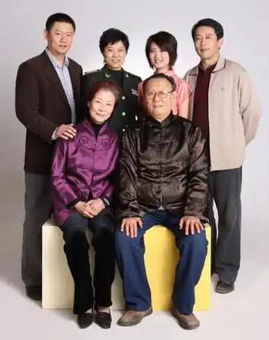 回顾吕中大器晚成的表演艺术家与丈夫恩爱一生儿女是她的骄傲