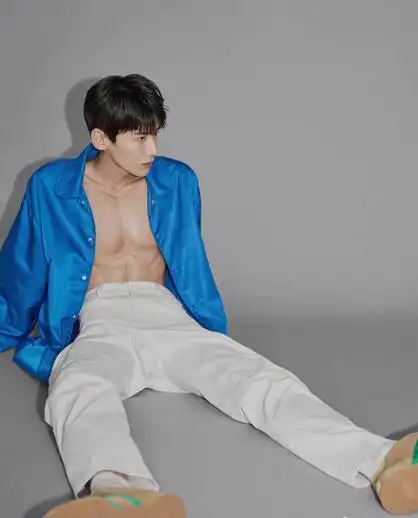 有胸肌的白敬亭中间隔着一百个蔡徐坤