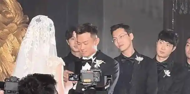 陈伟霆给好兄弟阿诺当伴郎 按头新郎亲吻新娘 袁冰妍老板大婚