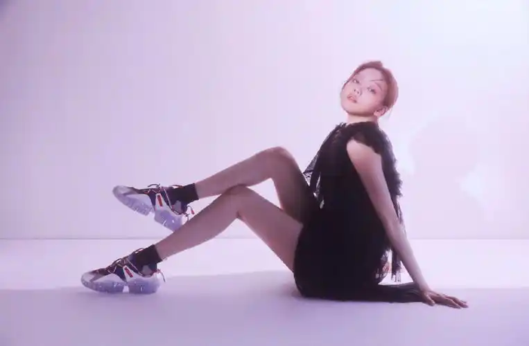 分享一组李圣经图片给大家,图中的明星图片壁纸会点缀你的电脑桌面