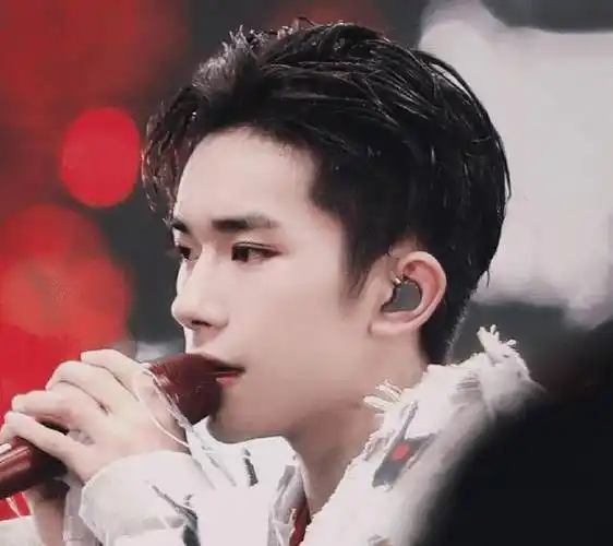 千玺亲自化妆时被助理偷拍,抬头看向镜头的眼神,让粉丝原地怂了_易烊