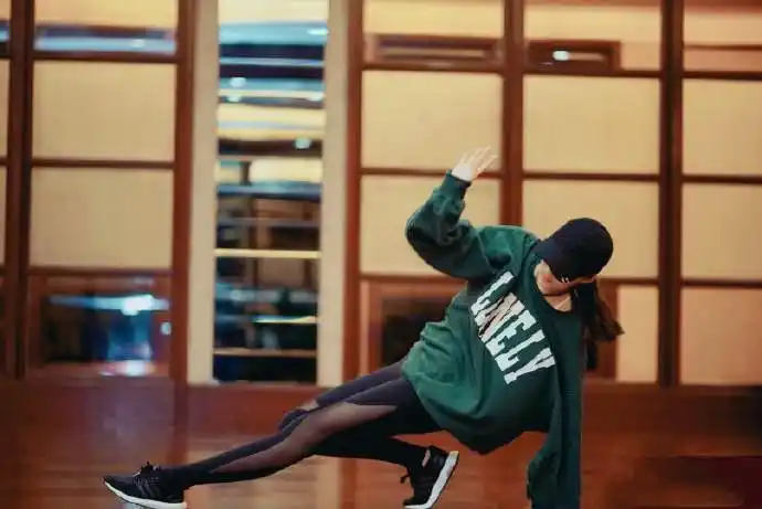 关晓彤穿黑丝跳舞秀长腿