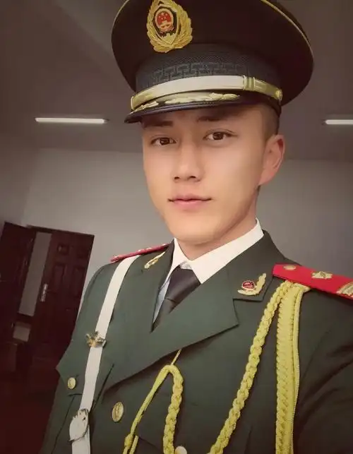 要被这个兵哥哥帅哭了""发现一枚帅气的军欧巴",杨明鑫微博中的军装照