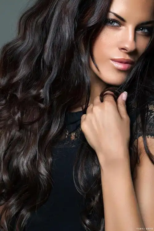 女生自然卷留什么发型?