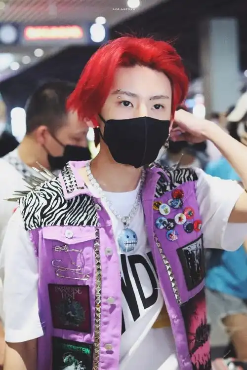 王琳凯今日机场look一则,紫色机车感无袖夹克和印花白t叠穿增添层次感