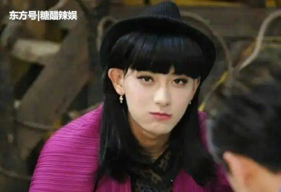 黄子韬 女装照 黄子韬的女装照片也是比较漂亮的,戴着黑色圆顶帽,穿