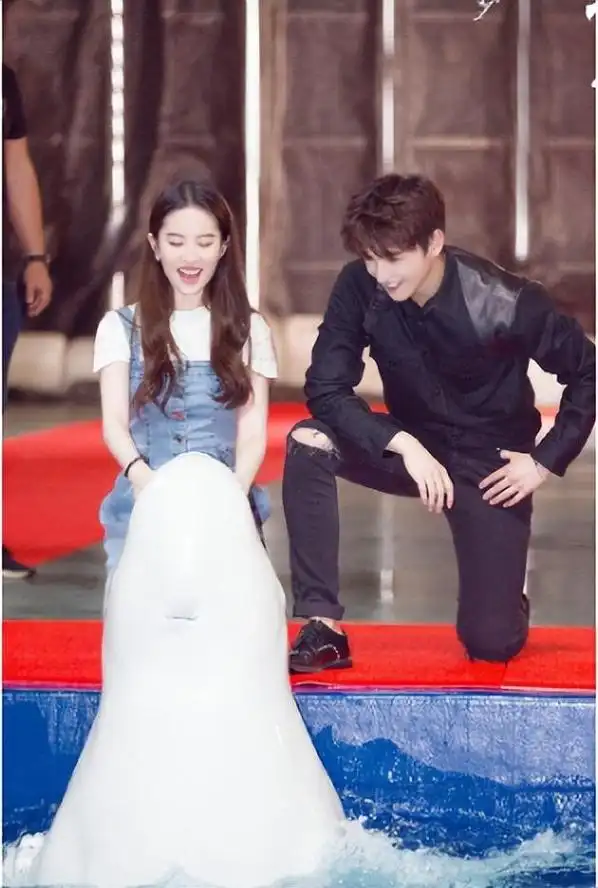 刘亦菲出席宝格丽活动,主动拥抱杨洋,杨洋略显拘谨被质疑格局小