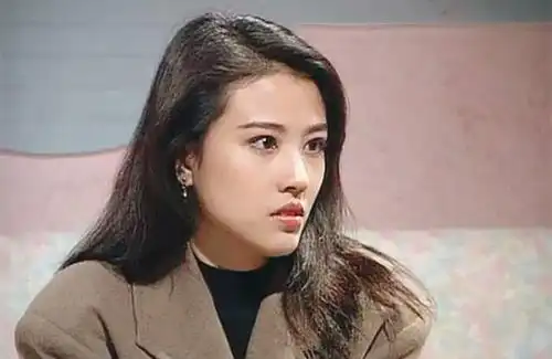 她是"港姐"出道,被称为最美周芷若,两段婚姻后一直单身