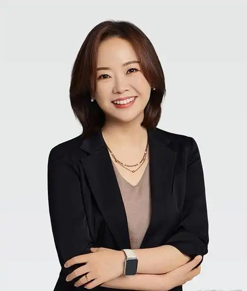 雷军带12名高管拍全家福!女高管又美又飒,果然电视剧诚不欺我