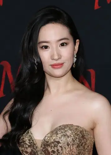 《花木兰》首映刘亦菲抹胸金色礼服气场全开:作为亚裔非常骄傲