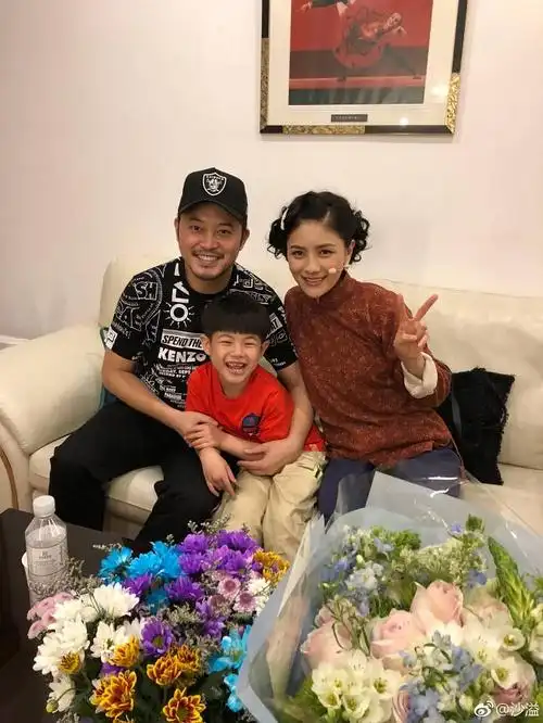 沙溢感觉看起来像老牛吃嫩草