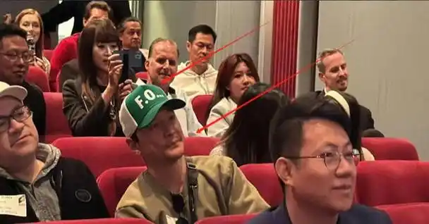 索尼片场贾玲一脸褶子全程跷二郎腿与吴彦祖合照像隔代人