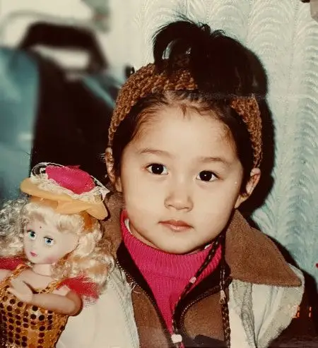 关晓彤幼儿时期童年照曝光 模样可爱像洋娃娃