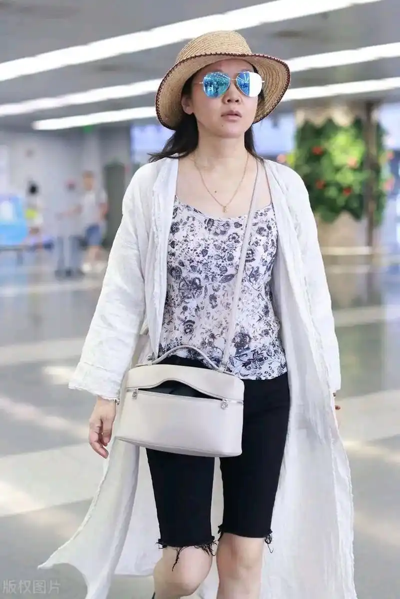 闫妮近照:52岁素颜显憔悴,低调穿搭接地气与路人无异 久违露面的闫妮